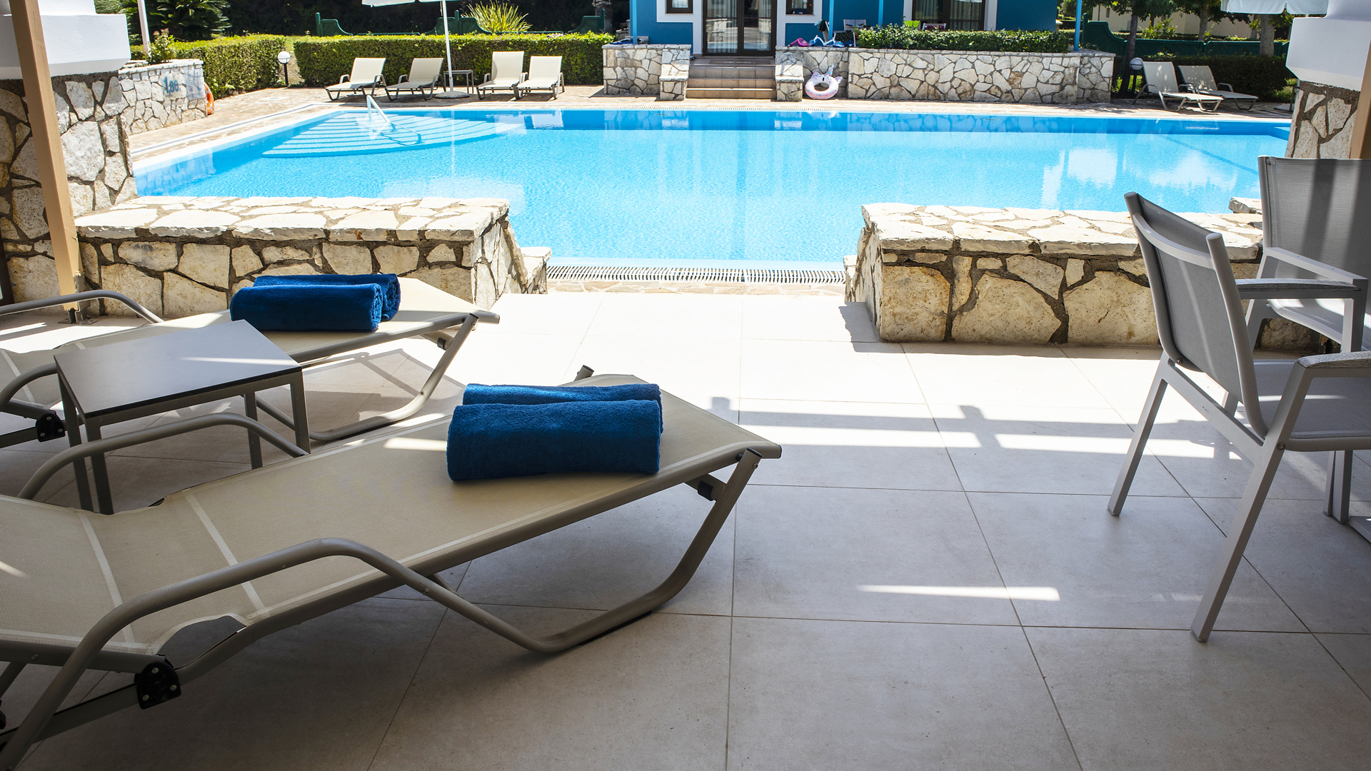 FAMILY APARTMENT SHARING POOL (2)