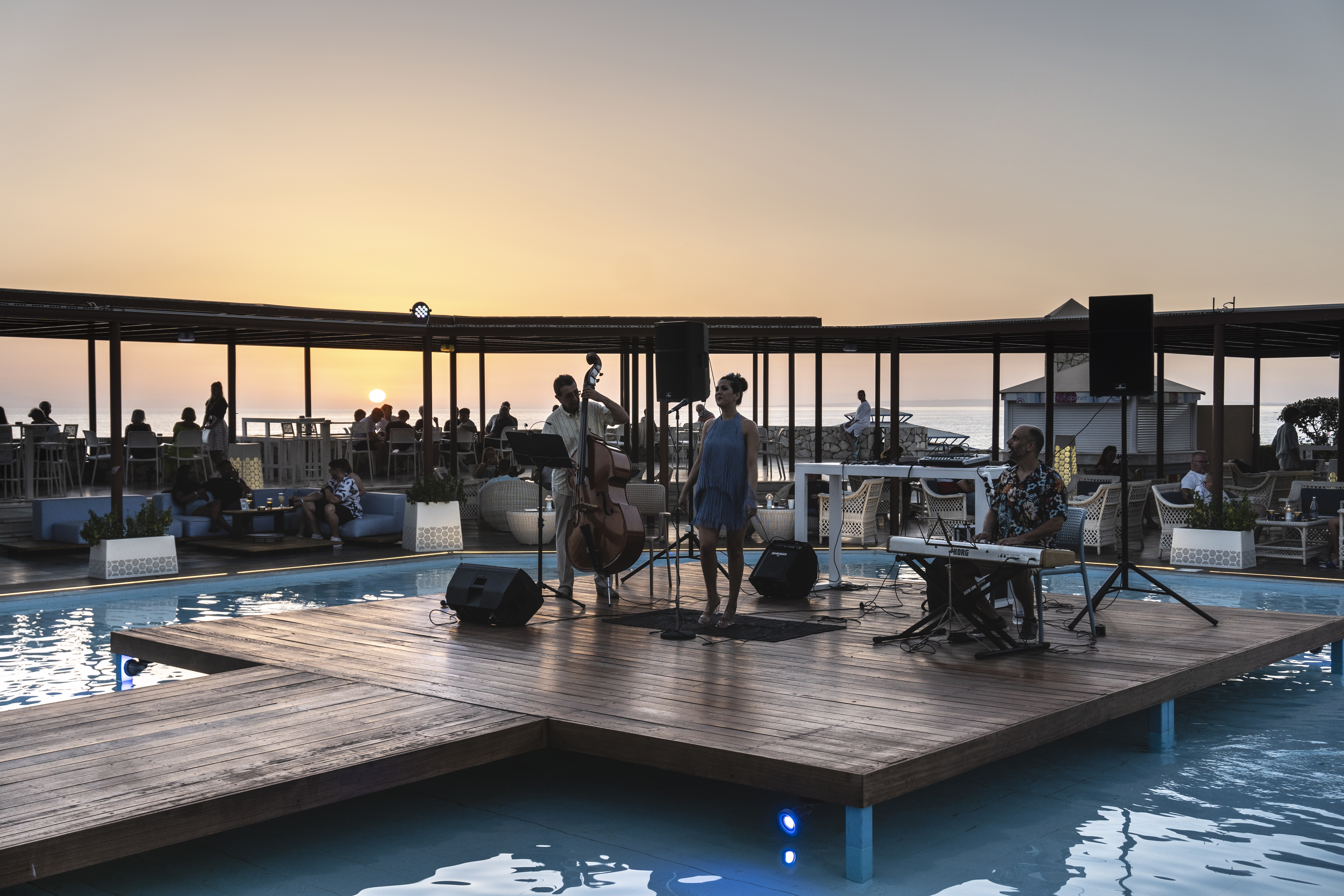 MAIN BAR