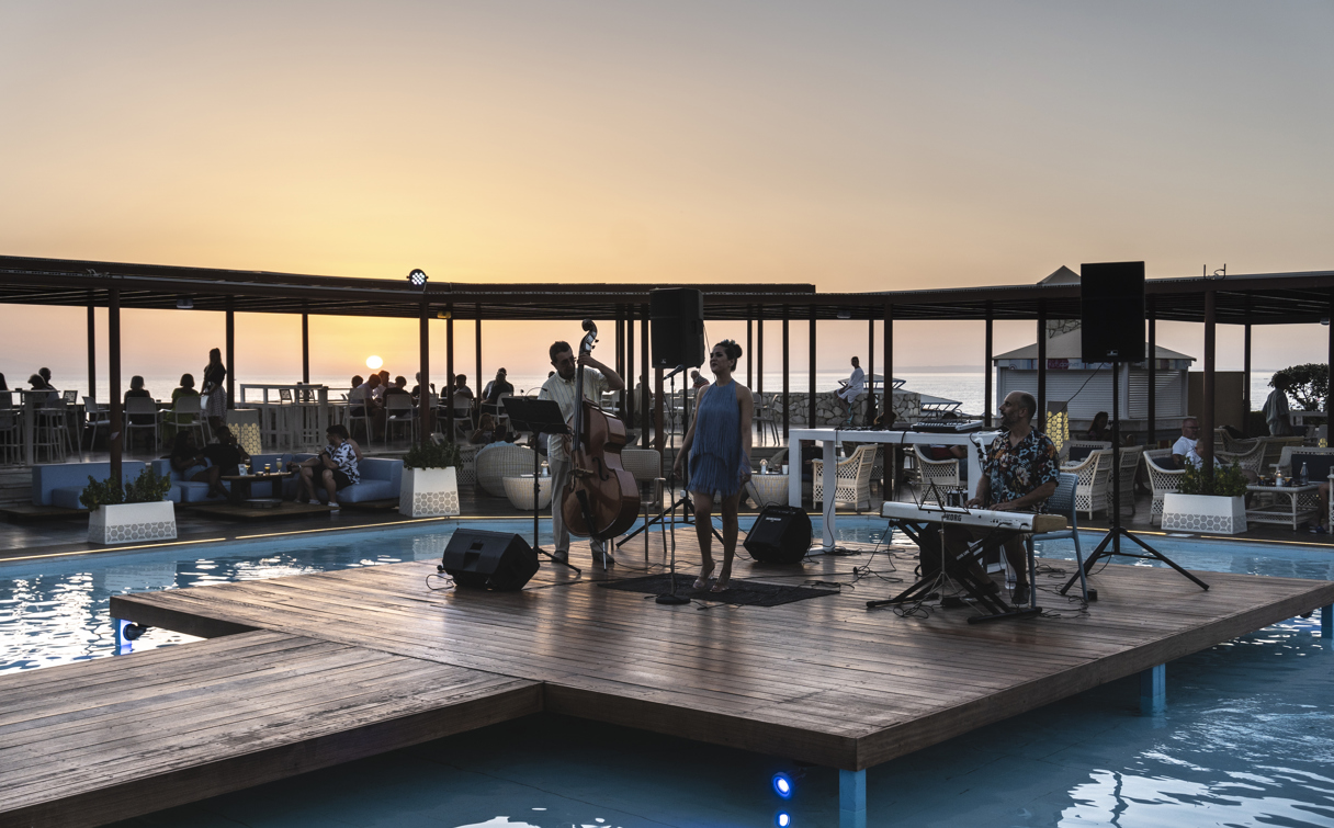 MAIN BAR